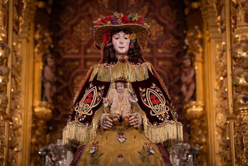 La Virgen del Rocío vestida de pastora para el traslado a Almonte en agosto.