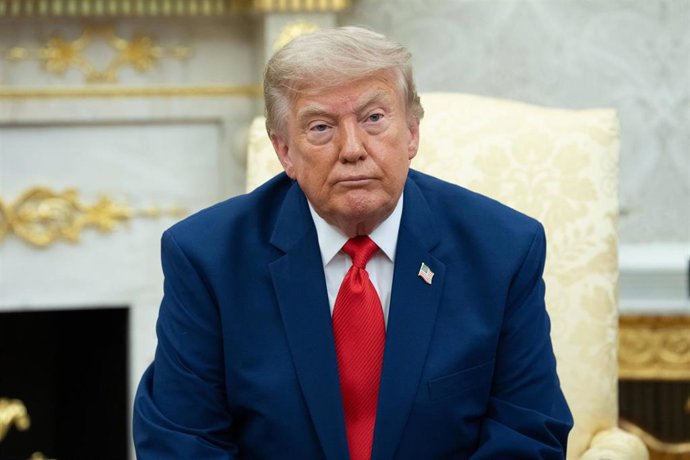 El presidente de Estados Unidos, Donald J. Trump, durante su reunión con el presidente de la República del Líbano, Joseph Aoun, en el Despacho Oval de la Casa Blanca, en Washington