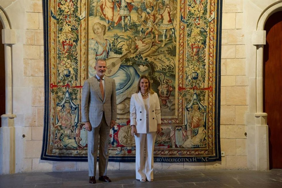 El Rey Felipe VI y la presidenta del Govern, Marga Prohens, posan ante las cámaras antes de la tradicional audiencia de verano que el monarca ofrece a las autoridades de Baleares, este viernes en el Palacio Real de la La Almudaina de Palma.