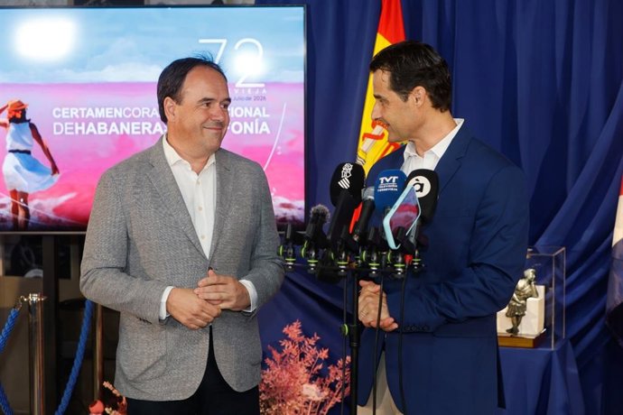 El 'president' de la Generalitat, Juanfran Pérez Llorca, (i) ha remarcado el "apoyo y compromiso" del Consell para la continuidad del Certamen Internacional de Habaneras y Polifonía de Torrevieja