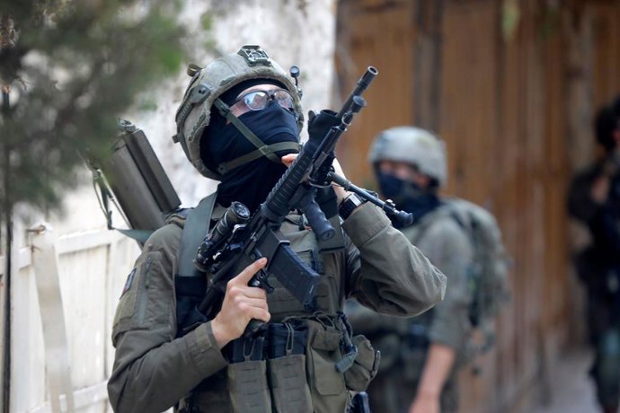 Archivo - Imagen de archivo de un militar israelí en Cisjordania.