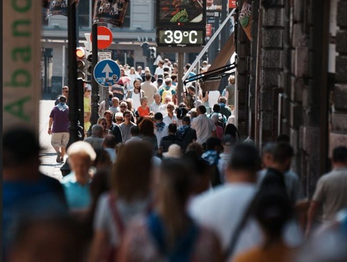 Archivo - La gente transita pòr Bilbao en una jornada de temperaturas muy altas