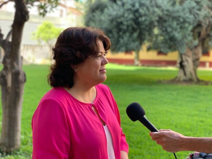 Archivo - La alcaldesa de Huévar, María Eugenia Moreno, atiende a los medios en una imagen de archivo.