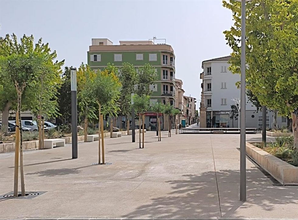 El PP de sa Pobla insta al Ayuntamiento a instalar estructuras de sombra en plazas y parques.