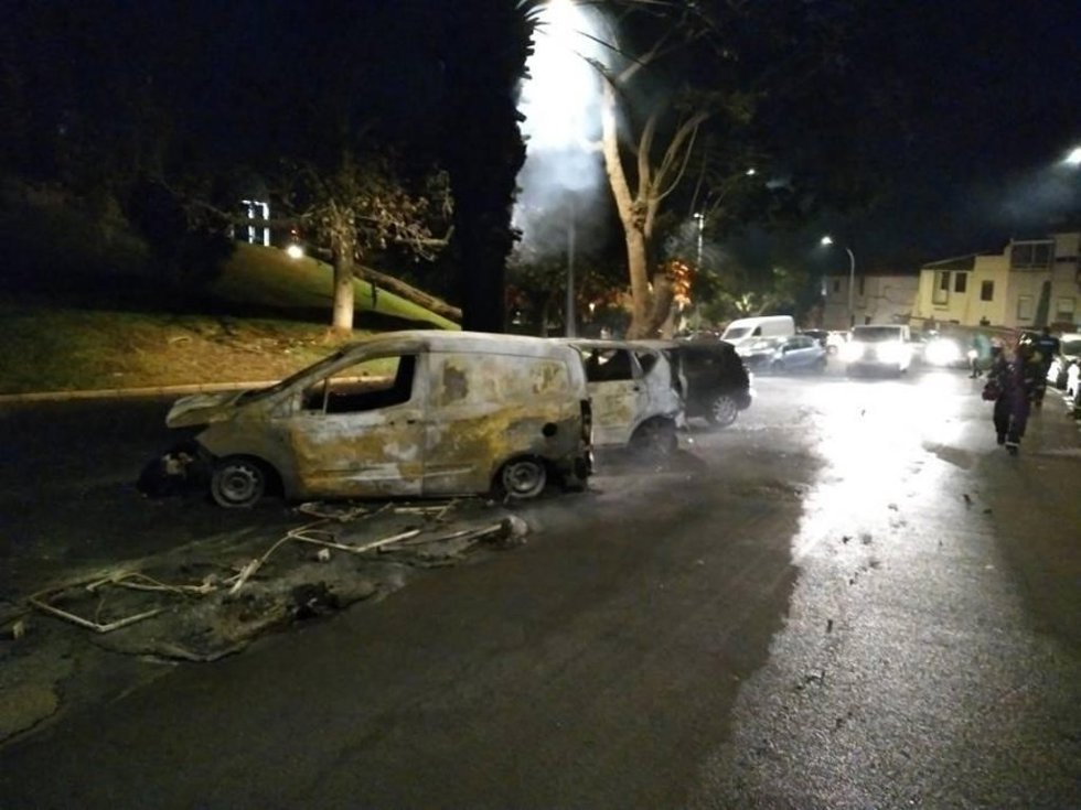 Contenedores y coches quemados en Santa Cruz de Tenerife