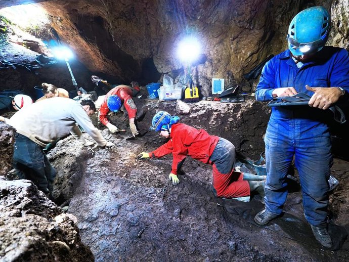 Excavaciones en la cueva de La Chora revelan con más precisión cómo vivían las poblaciones prehistóricas del Cantábrico