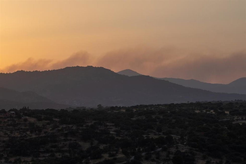 Vista de la columna de humo, en la urbanización El Encinar del Alberche, a 22 de julio de 2026, en Villa del Prado, Madrid (España). Un incendio forestal originado en la tarde este miércoles en la localidad de Almorox (Toledo), que se ha elevado al nivel 