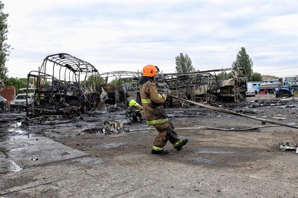 Imagen de archivo de bomberos desplegados tras ataques de Rusia contra Odesa, en Ucrania.