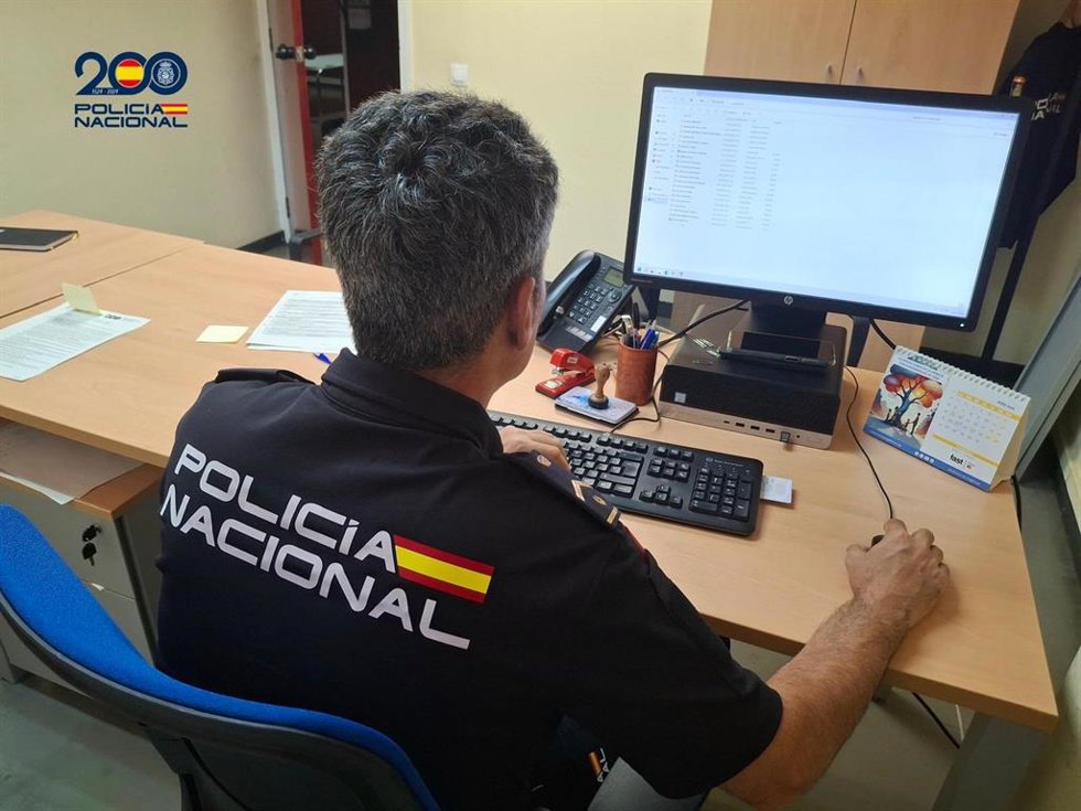 Imagen de un agente Policía Nacional durante una investigación.