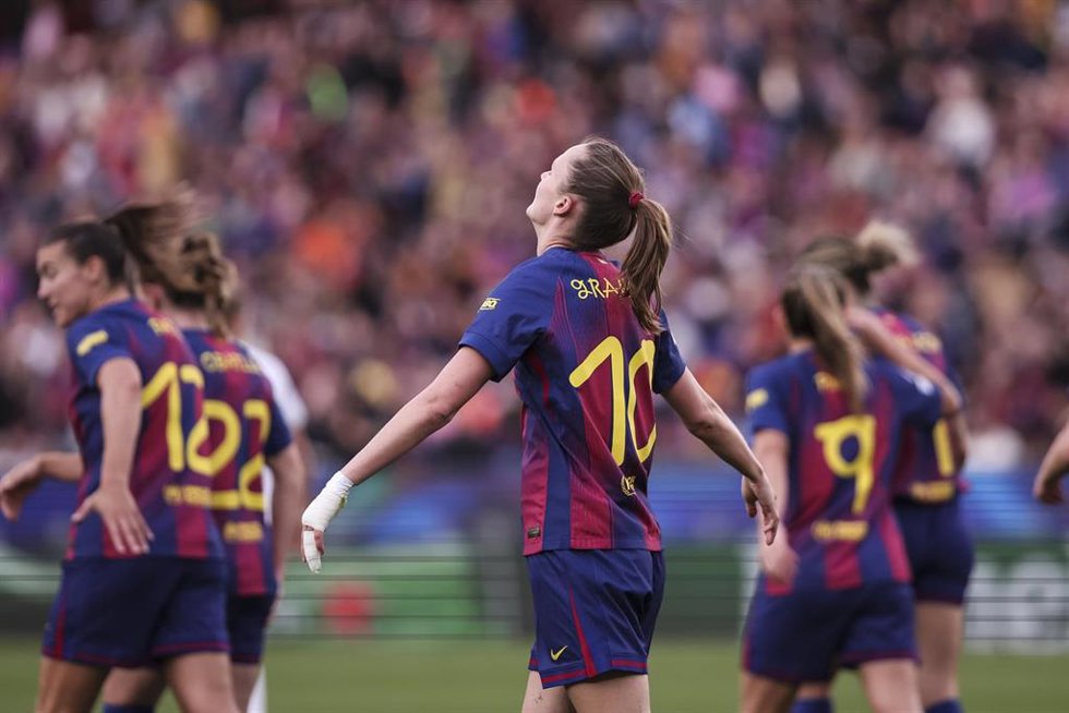 Archivo - Caroline Graham Hansen celebra un gol en un partido del Barça Femení