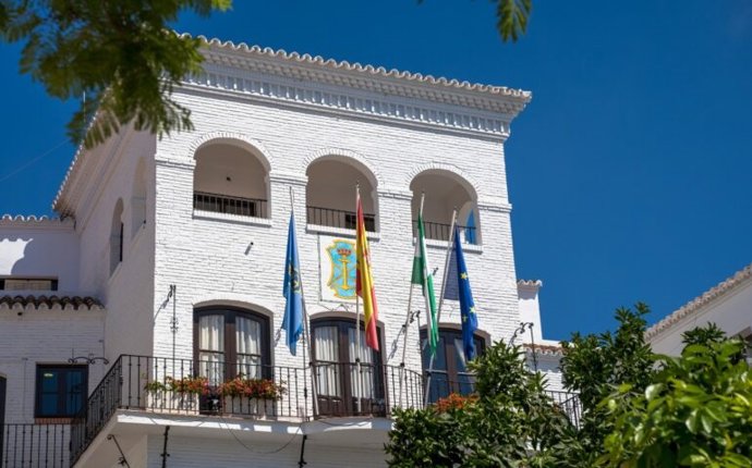 Vista del Ayuntamiento de Nerja.