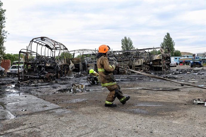 Imagen de archivo de bomberos desplegados tras ataques de Rusia contra Odesa, en Ucrania.