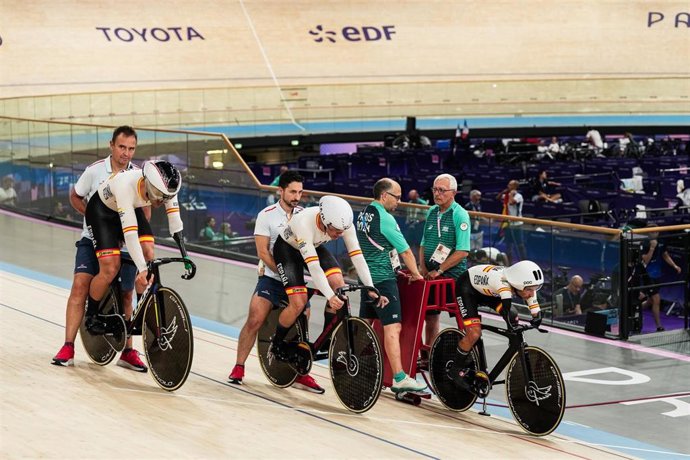 Archivo - El equipo español formado por Pablo Jaramillo, Alfonso Cabello y Ricardo Ten durante los Juegos Paralímpicos de París 2024
