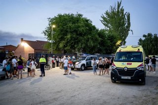 Varias personas desalojadas del municipio de Aldea del Fresno llegan al polideportivo de Villamanta, a 23 de julio de 2026, en Villamanta, Madrid (España)