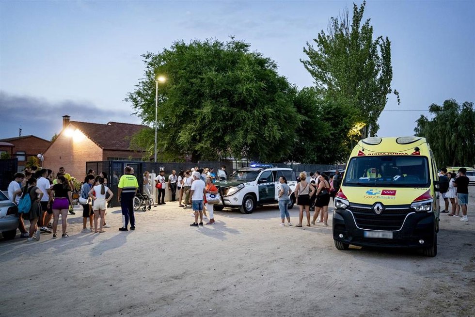 Varias personas desalojadas del municipio de Aldea del Fresno llegan al polideportivo de Villamanta, a 23 de julio de 2026, en Villamanta, Madrid (España)