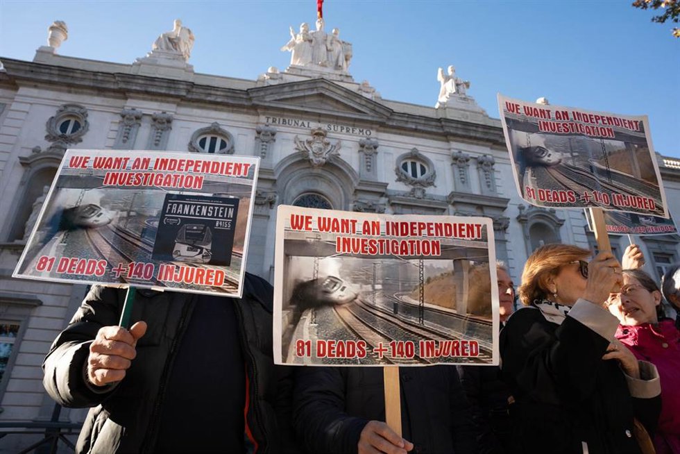 Archivo - Varias personas con carteles en los que piden una investigación independiente durante una manifestación de la Asociación Plataforma de Víctimas Alvia 04155, a su llegada a una vista pública, al Tribunal Supremo, a 21 de noviembre de 2023, en Mad