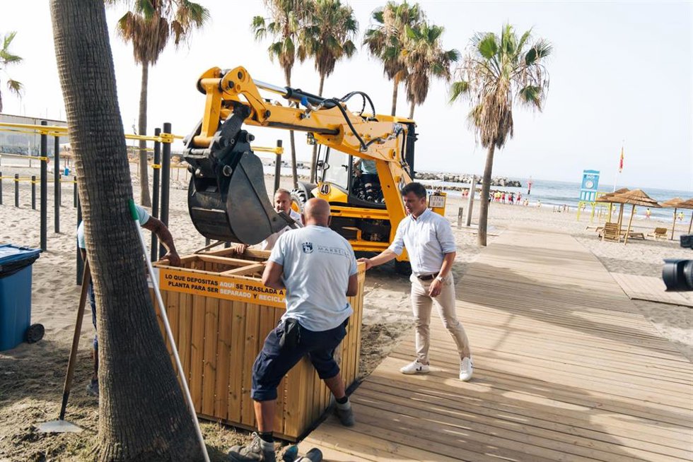 Marbella moderniza la recogida de residuos en sus playas con la instalación de 104 nuevas islas de reciclaje