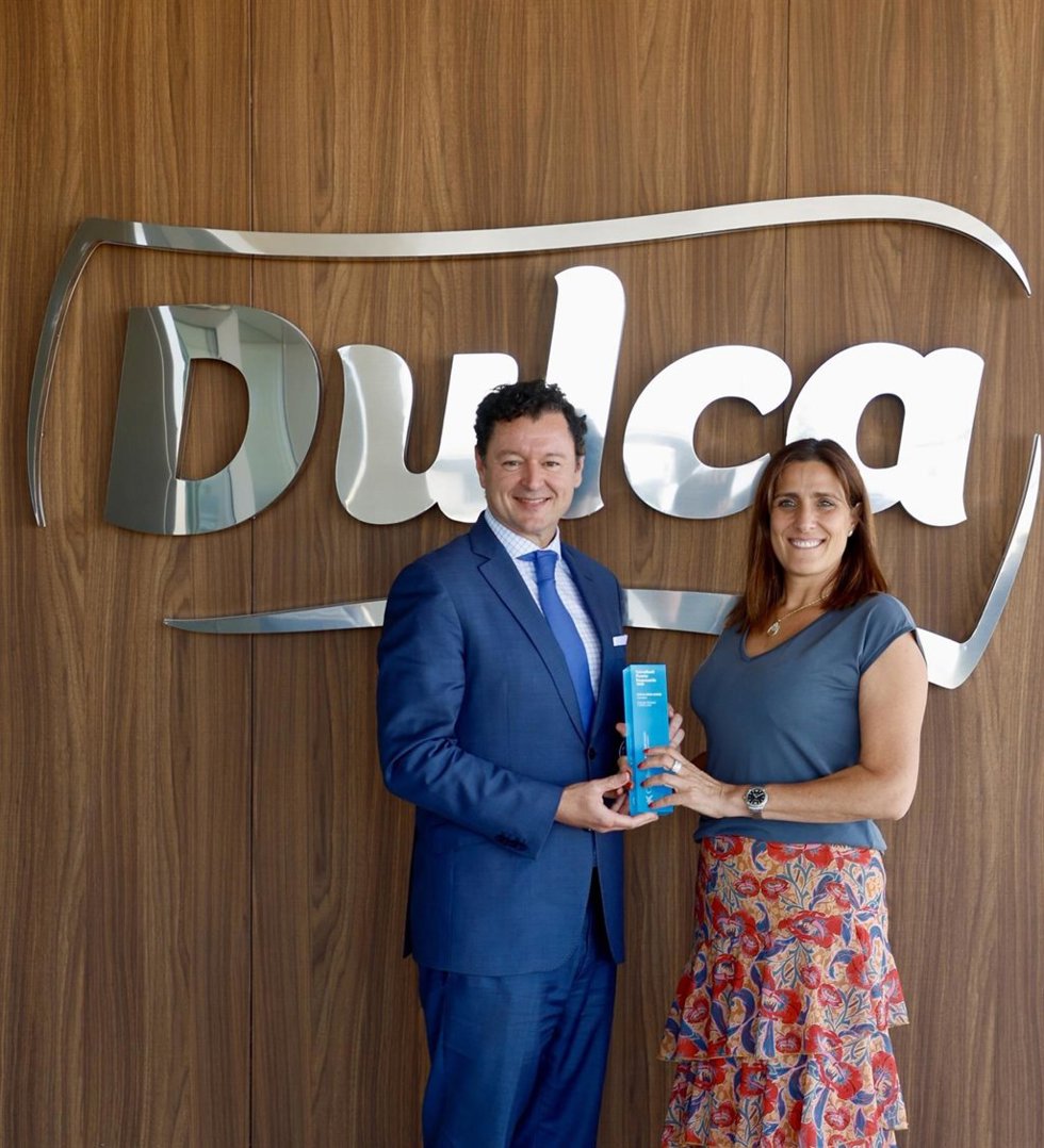 El director territorial de CaixaBank, en Castilla y León, Gerardo Cuartero, junto a Noelia Serna, de Dulca.