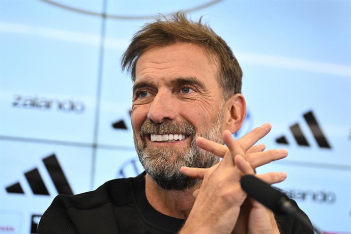 24 de julho de 2026, Hesse, Frankfurt am Main: Jürgen Klopp senta-se no pódio durante uma coletiva de imprensa para apresentar o novo técnico da seleção nacional. Foto: Florian Wiegand/dpa