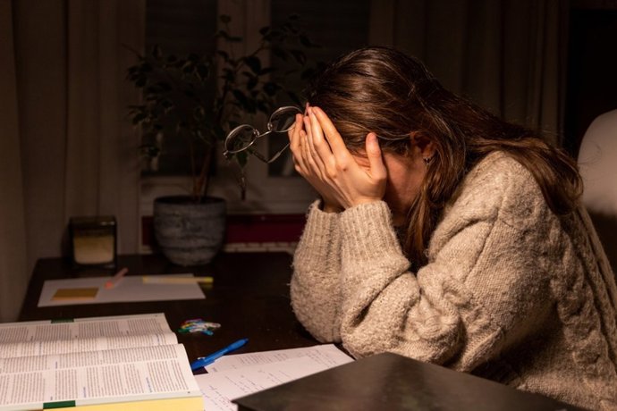 Imagen de recurso de una estudiante frustrada.