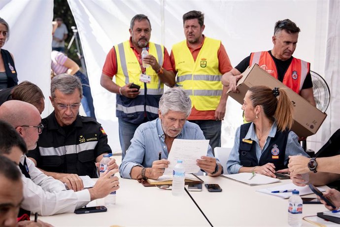 El ministro del Interior, Fernando Grande-Marlaska (c), durante una reunión con el CECOP, en el Puesto de Mando Avanzado (PMA), a 24 de julio de 2026, en Cenicientos, Madrid (España). La reunión se produce después de la complicación de los incendios que e