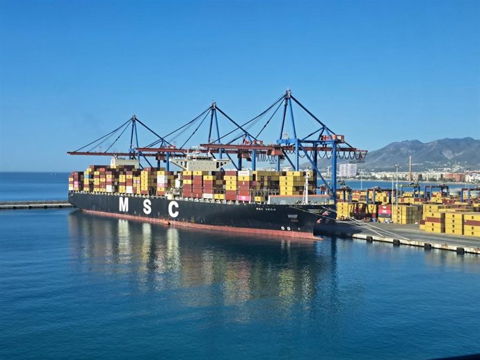 Buque portacontenedores en la terminal del Puerto de Málaga