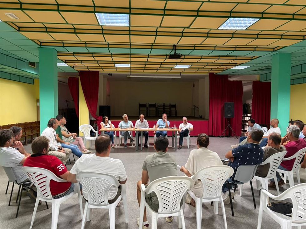 Reunión del consejero de Agricultura, Ganadería, Medio Rural y Política, Joaquín Antonio Pino, y veterinarios con representantes del sector avícola en Ataquines (Valladolid).