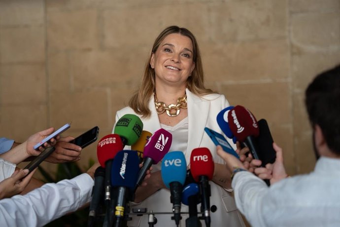 La presidenta del Govern, Marga Prohens, atiende a los medios de comunicación tras reunirse con el Rey Felipe VI en el Palacio Real de la Almudaina de Palma.