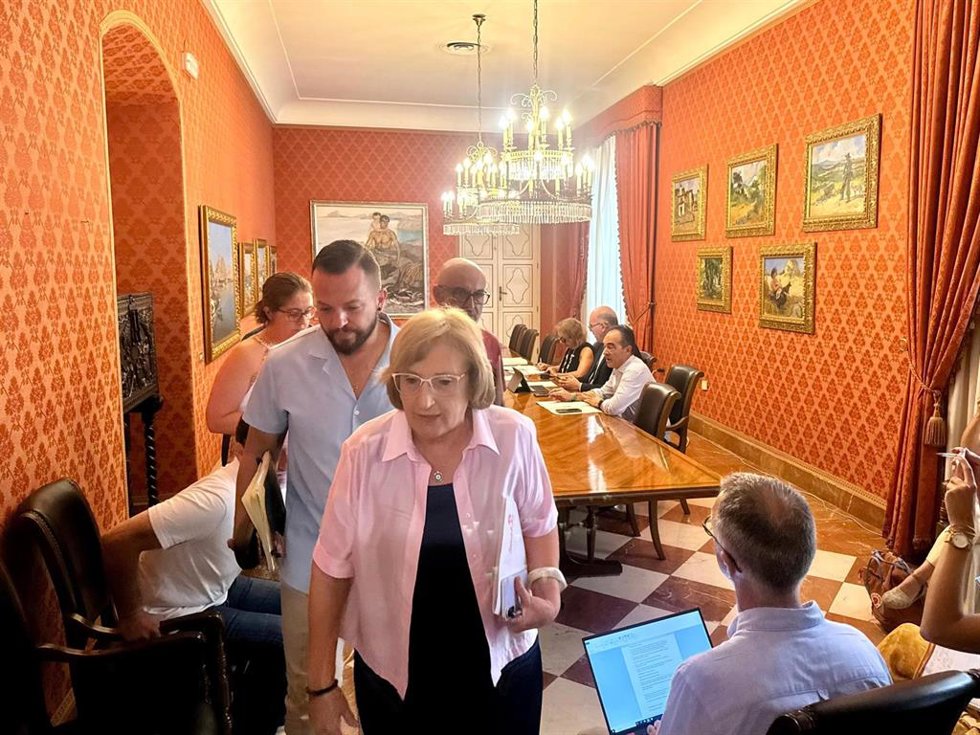 Imagen del momento en el que los grupos de izquierdas del Ayuntamiento de Alicante abandonan la sesión de la comisión este viernes