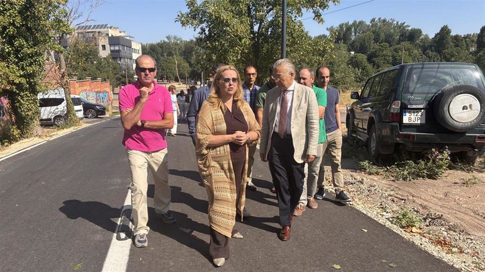 La alcaldesa, Cristina Ayala, con el delegado de la Junta, Roberto Saiz (a la derecha de la foto) y responsables de la obra.