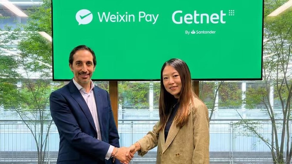 El CEO de Getnet Europe, Rubén Justel, y la directora general de Weixin Pay en EMEA, Vivian Shi.