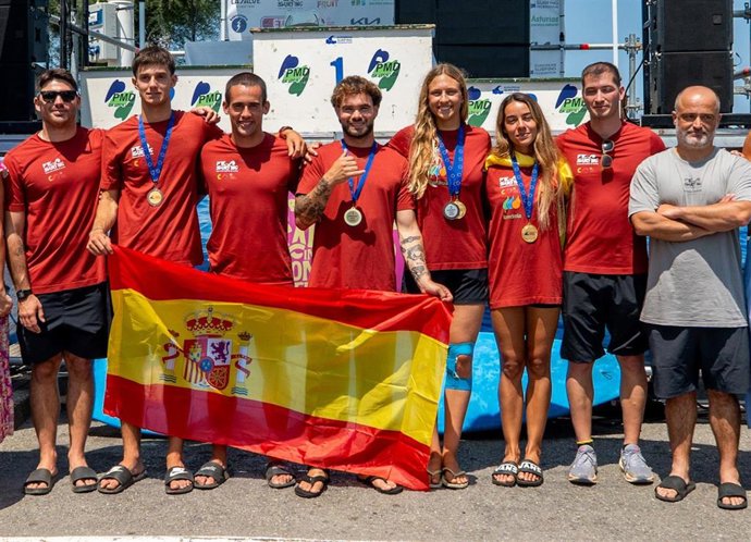 Selección española de SUP Olas de surf, con Alazne Aurrekoetxea, Juan de los Reyes y Julieta Rodríguez-Villamil, en el Europeo de Salinas (Asturias)