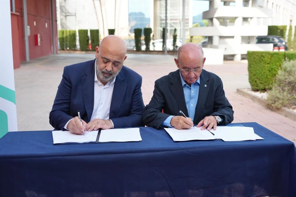El alcalde de Palma, Jaime Martínez, en el acto de firma para iniciar la rehabilitación del parque de bomberos de Son Castelló.