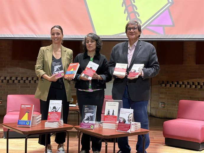 La directora de Comunicación de Aena, María Gómez, en la entrega de libros en Bogotá junto a Jaime Abello Banfi, director general de la Fundación Gabo y Andrea Victorino, directora de la Red Distrital de Bibliotecas Públicas de Bogotá.
