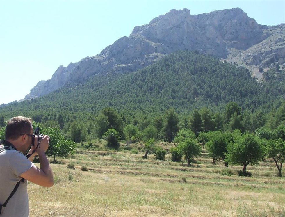 Aficionado A La Fotografía En El Entorno De Las Casas De Malvariche Del Parque Regional Sierra Espuña, Frente Al Morrón De Arriba (1.424 M)
