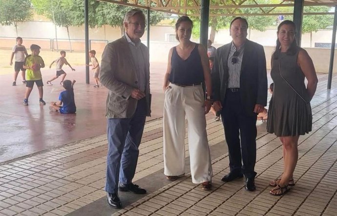 El Delegado Territorial en Sevilla, Miguel Ángel Araúz, el delegado y concejal presidente de la Junta Municipal del Distrito Cerro-Amate, José Lugo, y la directora del colegio, Marta Moreno, visitando uno de los centros que participa en el programa