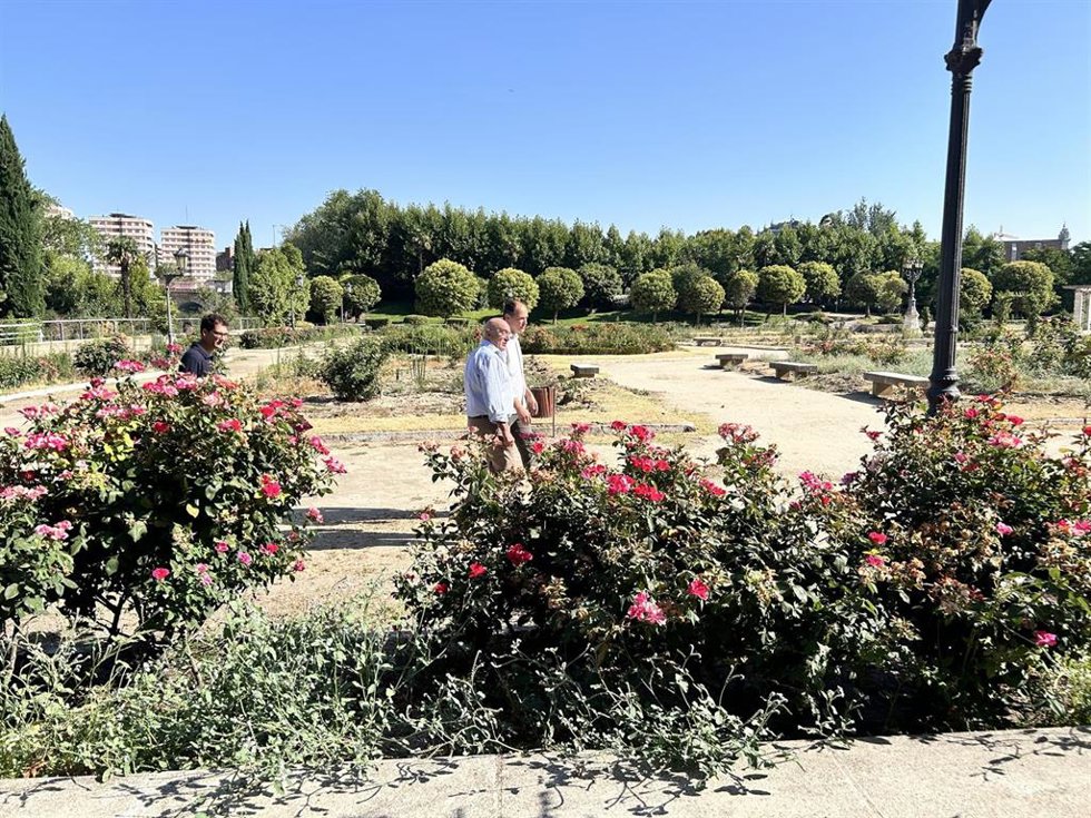El alcalde de Valladolid, Jesús Julio Carnero, junto al concejal de Medio Ambiente, Alejandro García Pellitero, en el jardín de La Rosaleda, pendiente de la actuación de remodelación integral.
