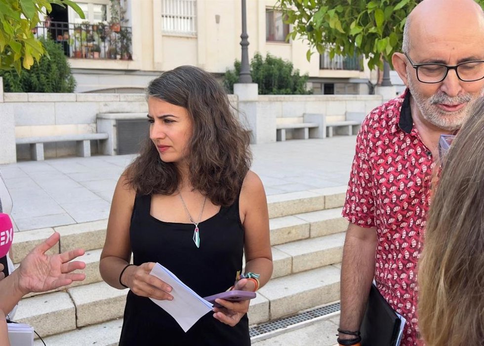 La portavoz de Unidas por Extremadura, Irene de Miguel, en declaraciones a los medios en el Patio de los Naranjos de la Asamblea de Extremadura.