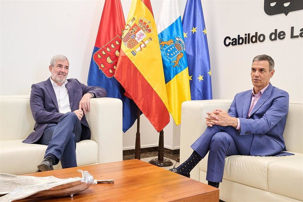 Archivo - El presidente del Gobierno de España, Pedro Sánchez (d), y el presidente del Gobierno canario, Fernando Clavijo (i), durante una reunión, en el Cabildo de Lanzarote, a 18 de agosto de 2025, en Lanzarote, Canarias (España). La reunión ha tenido l