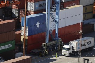 Valparaiso, 11 de septiembre 2025. El puerto de Valparaiso recibe el mes de septiembre con una bandera chilena hecha de containers. Raul Zamora/Aton Chile