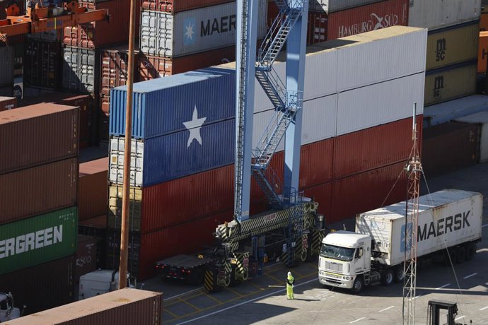 Valparaiso, 11 de septiembre 2025. El puerto de Valparaiso recibe el mes de septiembre con una bandera chilena hecha de containers. Raul Zamora/Aton Chile