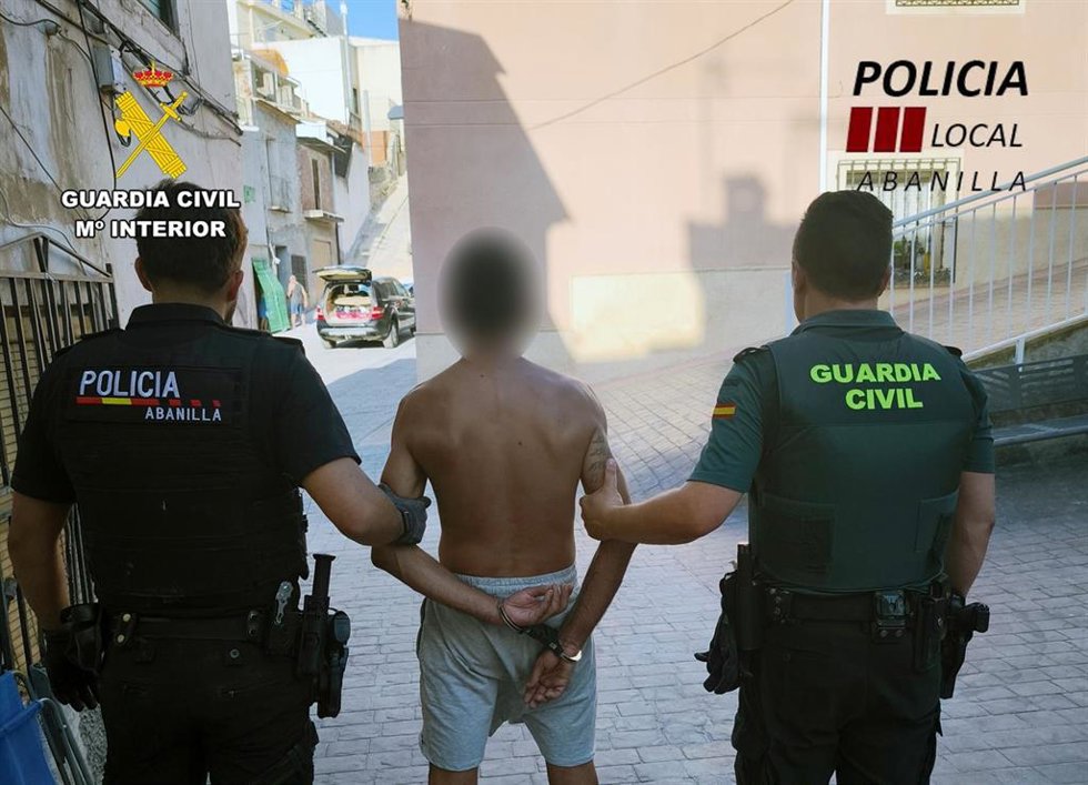 Detenido en Abanilla por robar en una vivienda, un centro educativo y un local de restauración