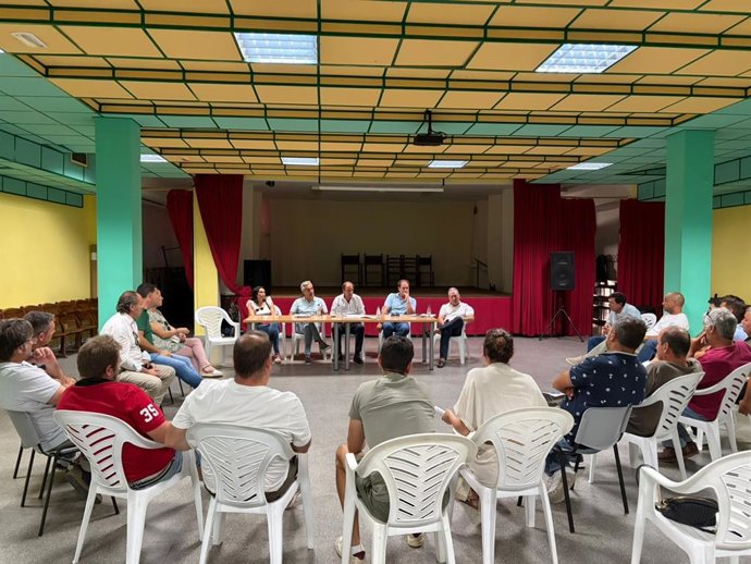 Reunión del consejero de Agricultura, Ganadería, Medio Rural y Política, Joaquín Antonio Pino, y veterinarios con representantes del sector avícola en Ataquines (Valladolid).