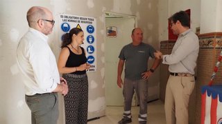 El delegado territorial de Educación de la Junta de Andalucía, Diego Copé, y el edil de Inclusión y Accesibilidad del Ayuntamiento de Córdoba, Bernardo Jordano, visitan las obras de construcción del nuevo ascensor en el CEE Virgen de la Esperanza.