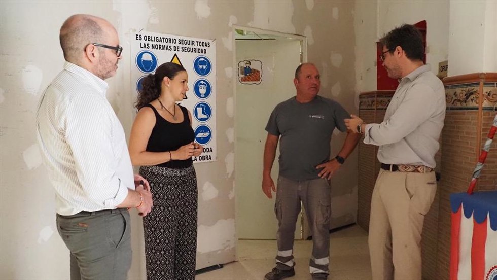 El delegado territorial de Educación de la Junta de Andalucía, Diego Copé, y el edil de Inclusión y Accesibilidad del Ayuntamiento de Córdoba, Bernardo Jordano, visitan las obras de construcción del nuevo ascensor en el CEE Virgen de la Esperanza.