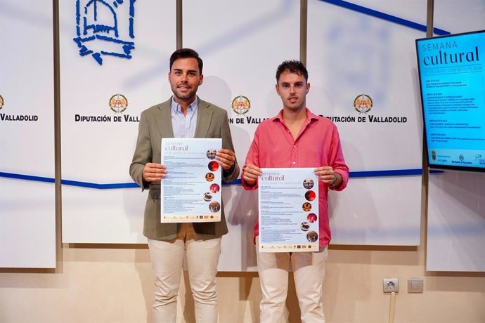 El diputado de Empleo, Desarrollo económico y Reto demográfico, Roberto Migallón, junto al concejal de festejos y juventud, Pablo Centeno, en el Palacio de Pimentel.