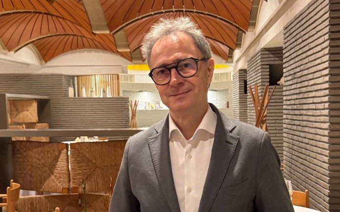Casto Copete, jefe de sala del restaurante Nou Manolín (Alicante),