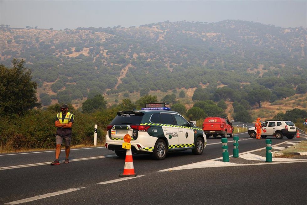 Agentes de la Guardia Civil cortan el acceso a San Martín de Valdeiglesias, 