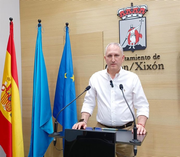 El concejal del Grupo Municipal Socialista de Gijón Antonio del Corro, en rueda de prensa en el Consistorio gijonés.