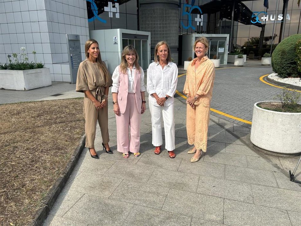 La diputada nacional y portavoz municipal del PP en Avilés, Esther Llamazares, la presidenta del PP avilesino, Estefanía Rodríguez, y la diputada Pilar Fernández Pardo